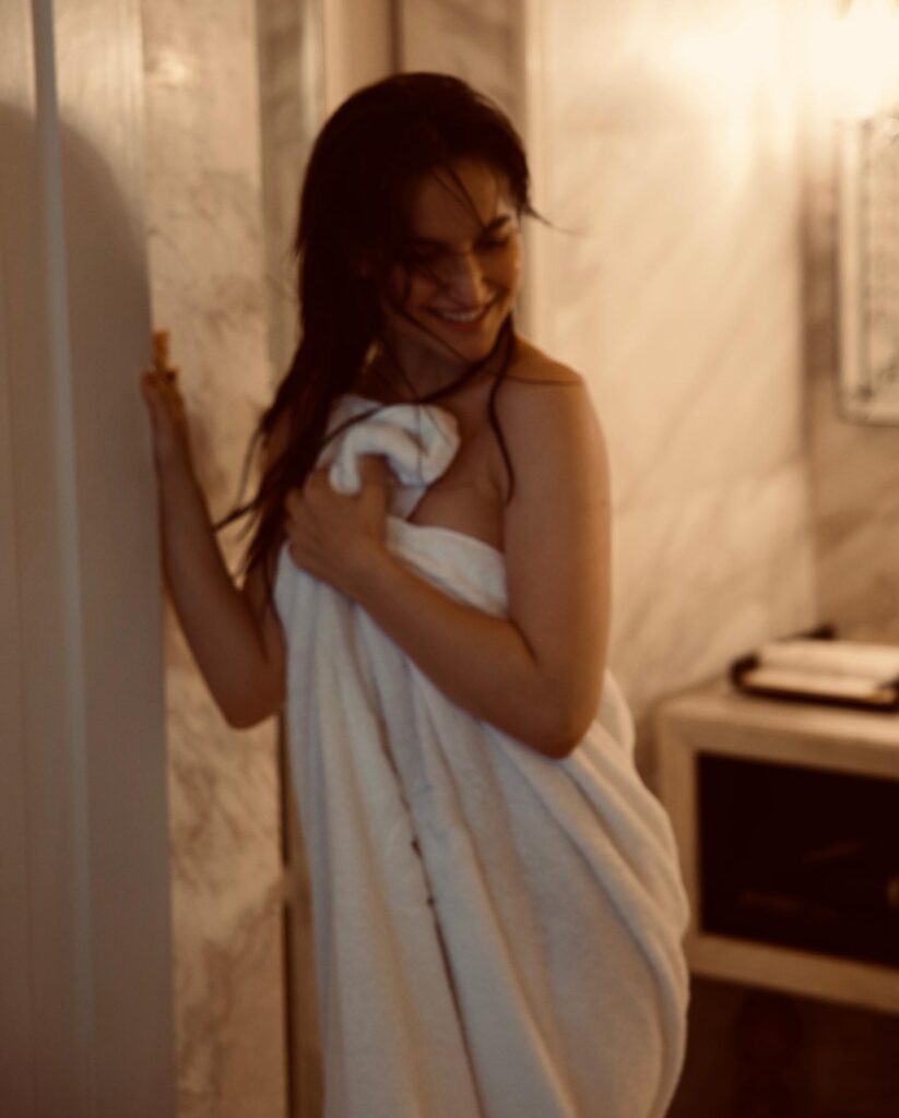 Eli Avram Mesmerizes Instagram with Sensational Towel Photos!04