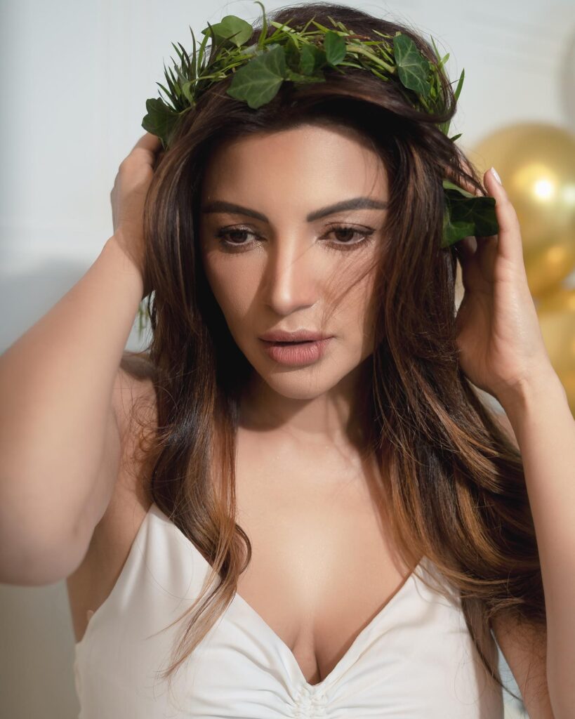 Sexy Boollywood temptress and actress Shama Sikander in Sexy White Chemise has made the whole earth sexually enchanted as no men can resist her charms. One Instagram fan write that he has been staring her since last 10 days. 03